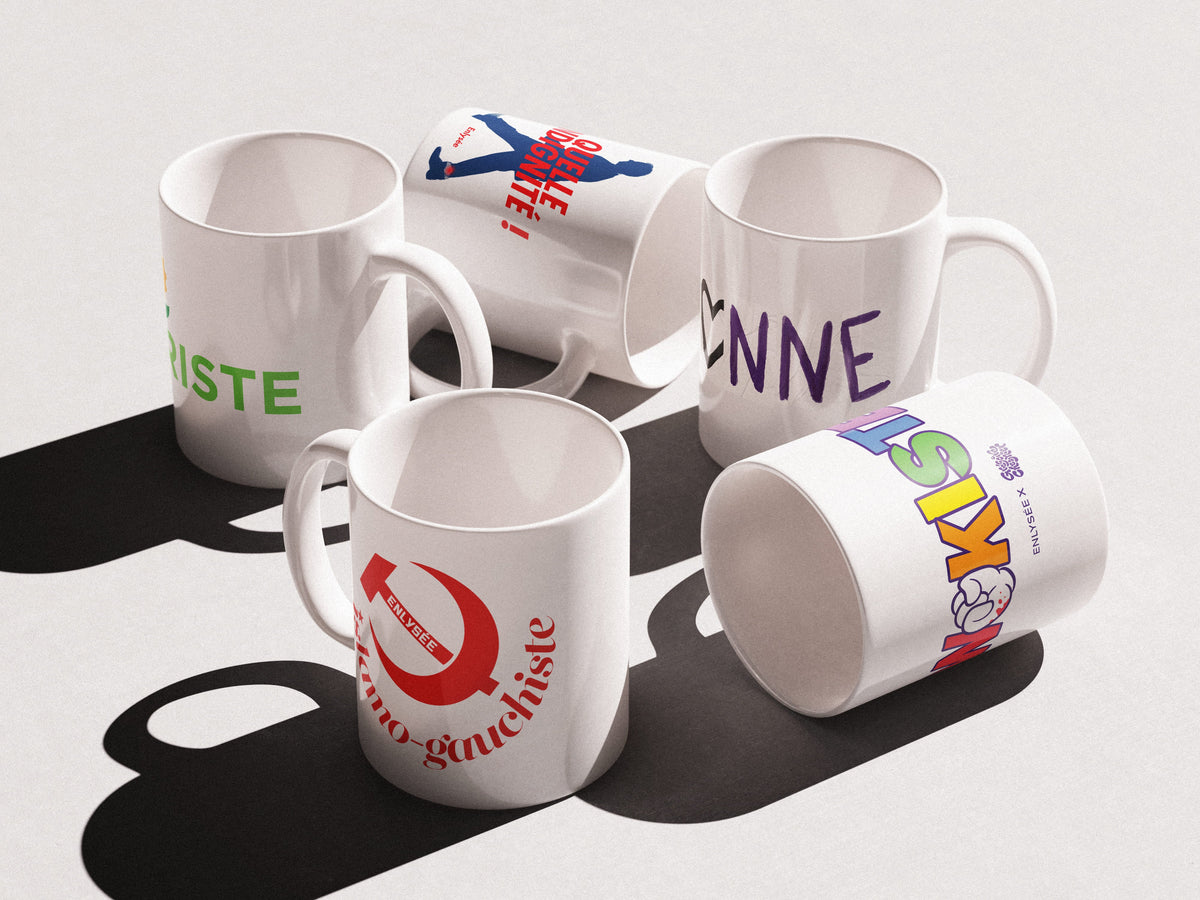 Pile de mugs Enlysee ecoterroriste, islamogauchiste et 493 sur une table