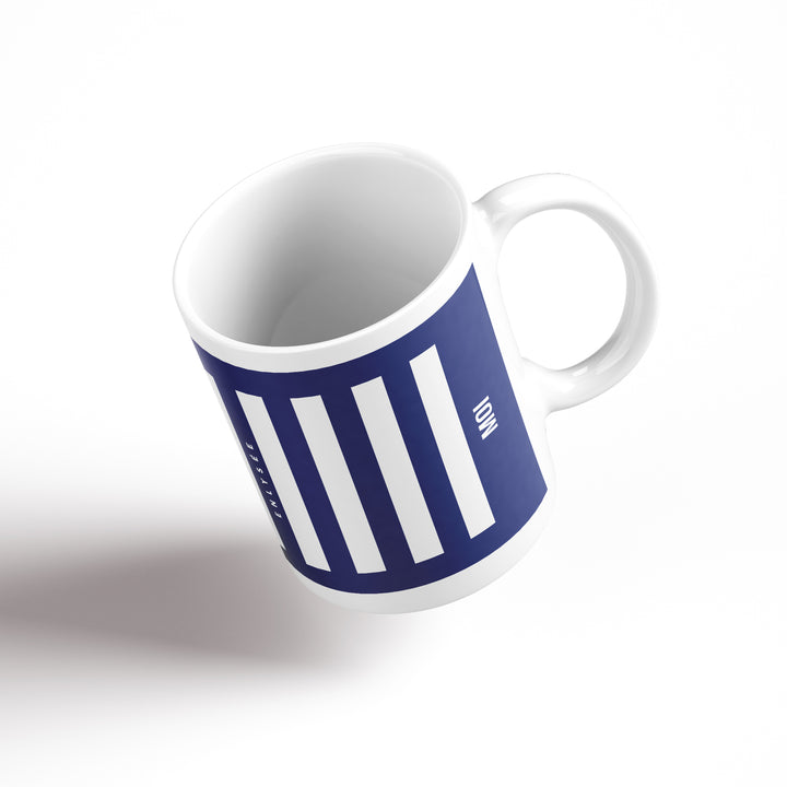vue de plongée du mug pour traverser la rue