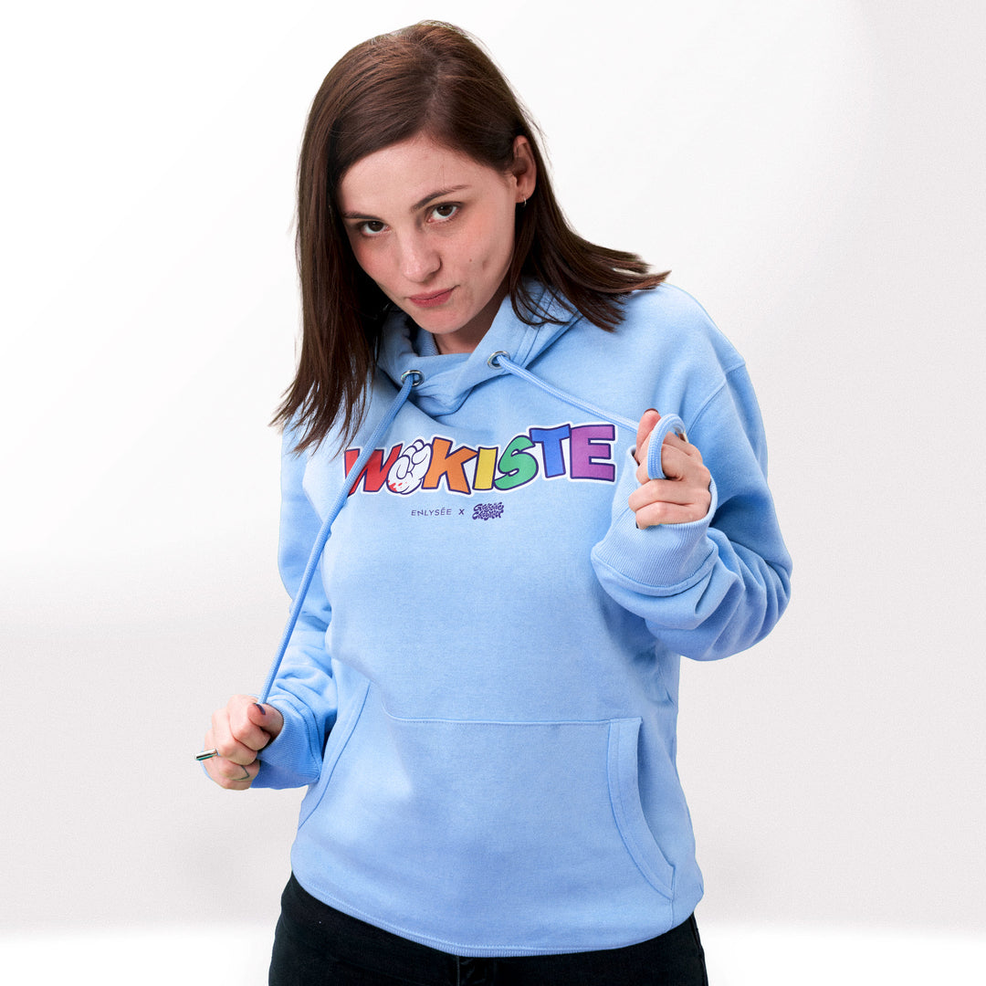 Florence Mendez portant un sweat-shirt à capuche bleu ciel du Wokiste