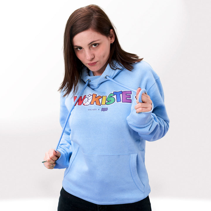 Florence Mendez portant un sweat-shirt à capuche bleu ciel du Wokiste