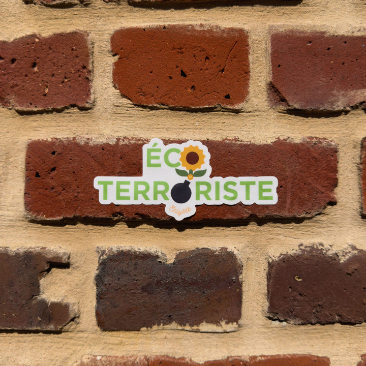 sticker Enlysee "ecoterroriste" collé sur un mur 