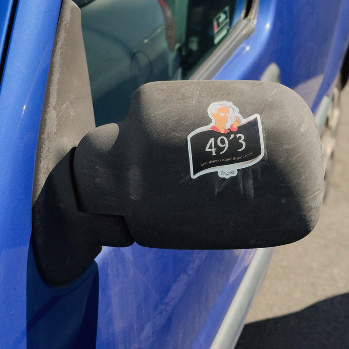 sticker Enlysee Elisabeth Borne 49.3 collé sur un retroviseur
