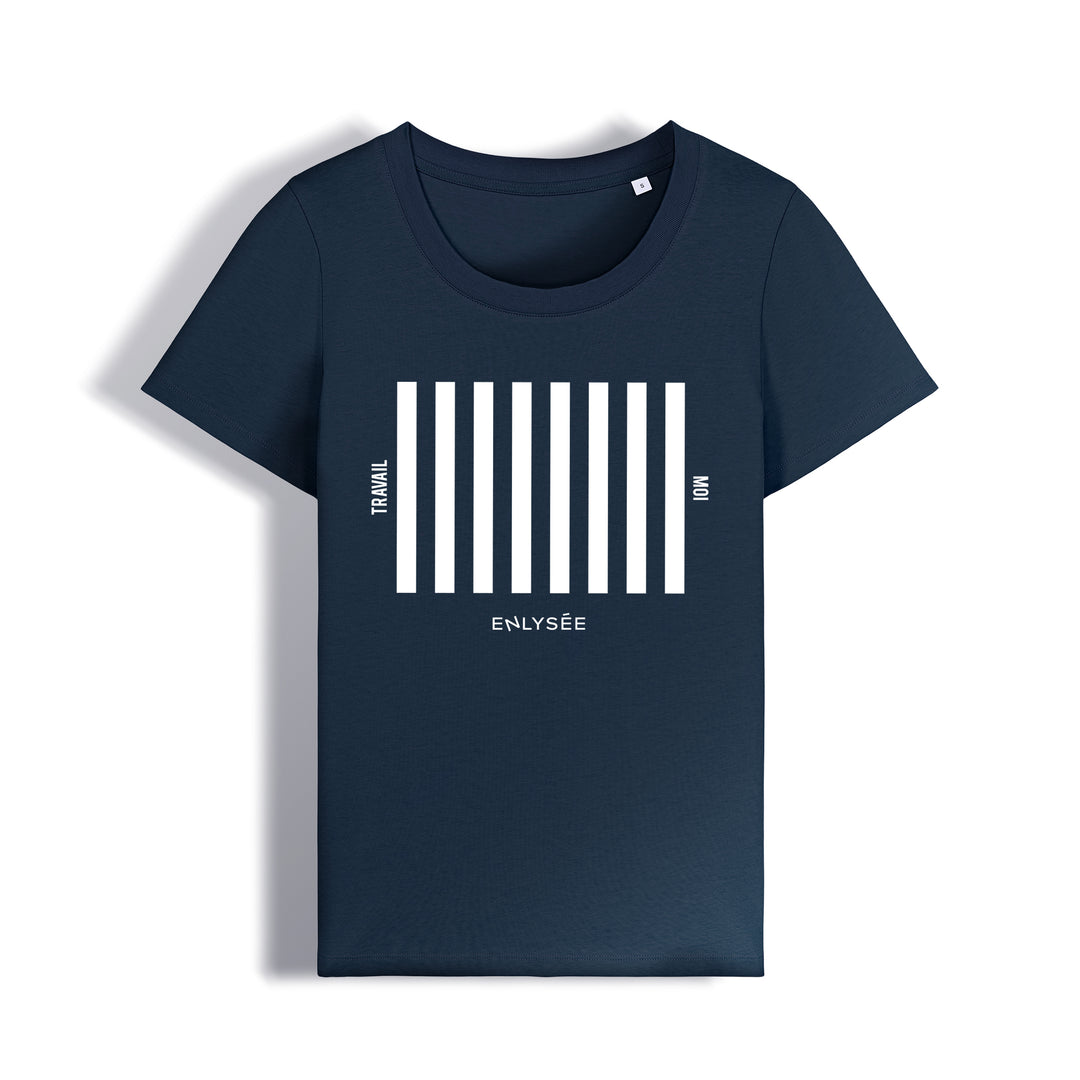 le t-shirt coupe femme pour traverser la rue avec un passage piéton en bleu foncé