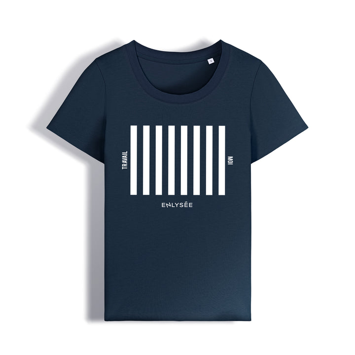 le t-shirt coupe femme pour traverser la rue avec un passage piéton en bleu foncé
