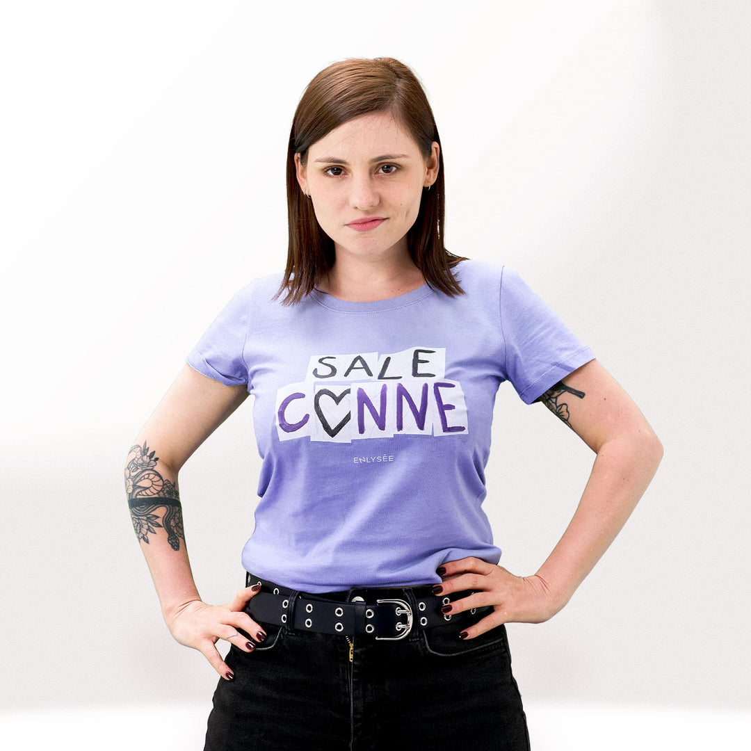 Florence Mendez portant le tshirt violet de Sale conne